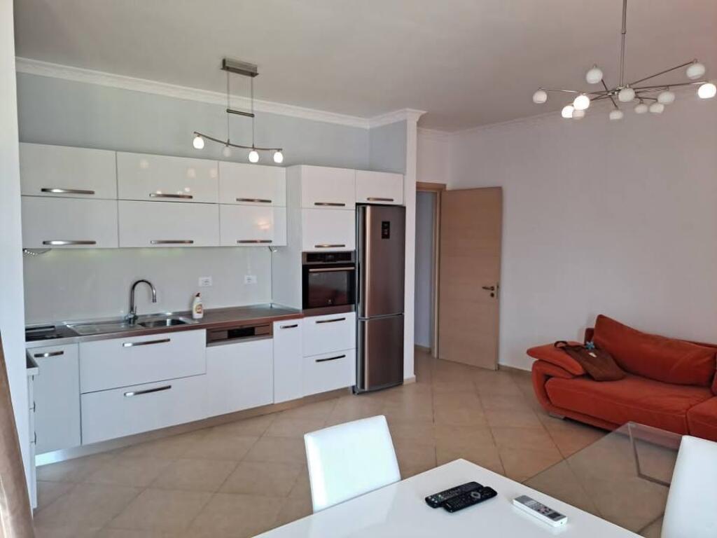 Apartament ne shitje 2+1+ 2 Ballkone tek Liqeni i Thate, Ne Rrugen Peti