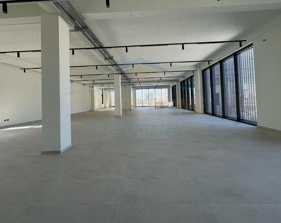 Qera, Godinë Biznesi Multifunksionale, Mëzez, Tiranë