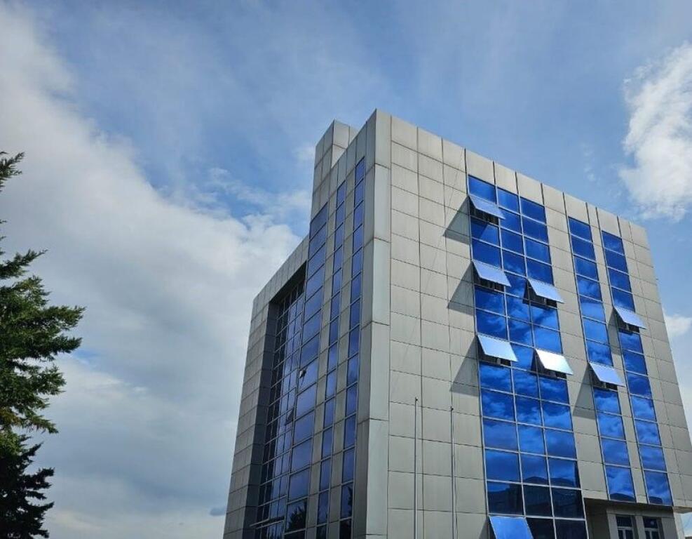 AFFITTASI EDIFICIO MULTIFUNZIONALE