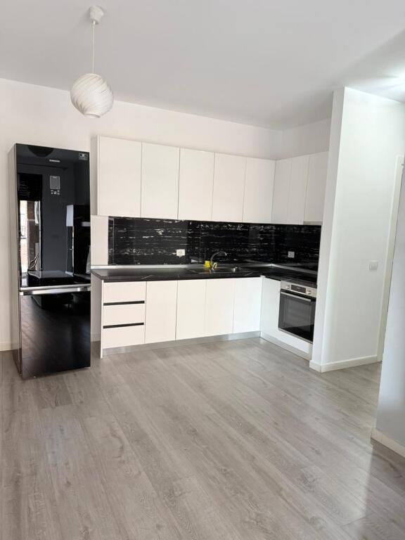 🏡 Appartamento 2+1+2 in affitto 📍 Complesso Fiori di Bosco, Tirana💶 Prezzo: 650 € / mese