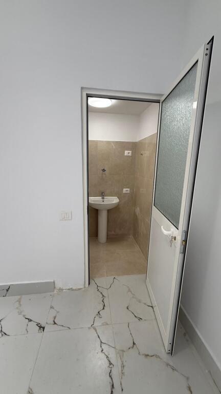 🏪 Jepet me qera dyqan📍 Rruga Mine Peza 💶 Çmimi: 900 €