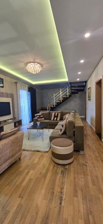 🏡 VILË 2-KATËSHE ME QIRA – BULEVARDI I RI