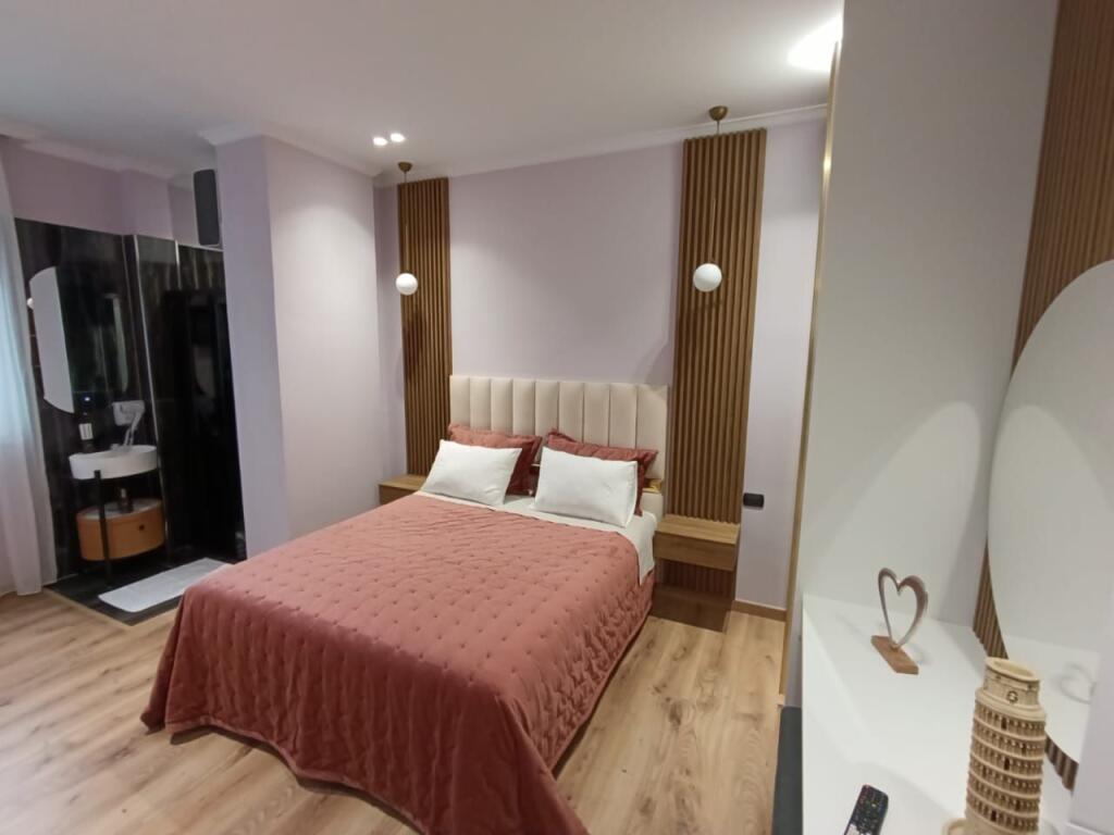 Shite hyrje 2+1+2 tualete  Sip 91 m2  Adresa  adresa afer  mbrapa kopshtit tom alimhilli