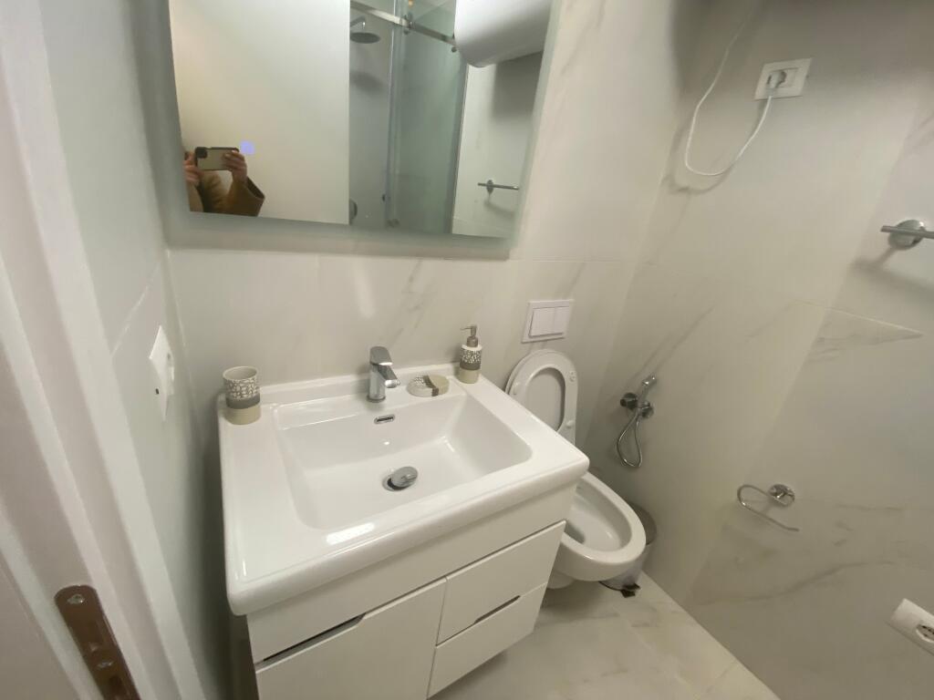 2+1, arredato con posto auto, myslym shyri, 750 euro, disponibile anche per bnb