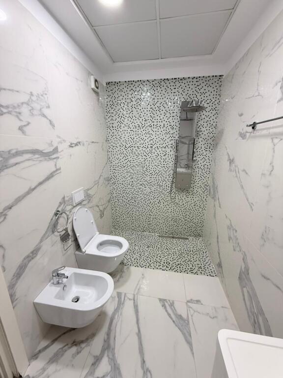 🏡 Appartamento 2+1+2 in affitto 📍 Complesso Fiori di Bosco, Tirana💶 Prezzo: 650 € / mese