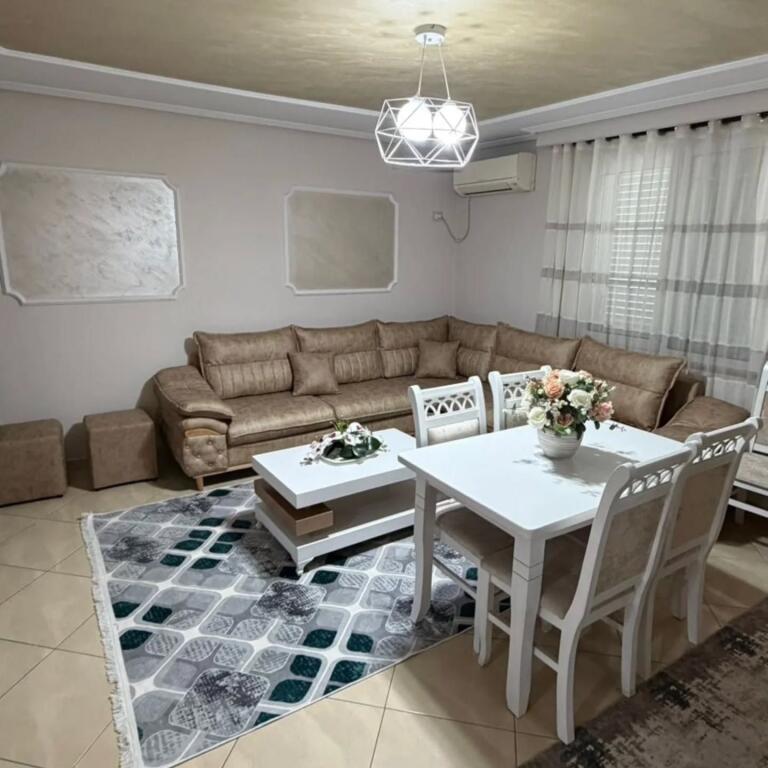 Jepet me qira apartament 2+1 – Zogu i Zi, përballë Ring Center