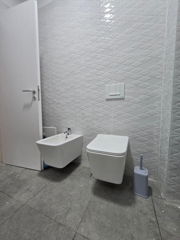 2+1+2 for rent, Zogu zi