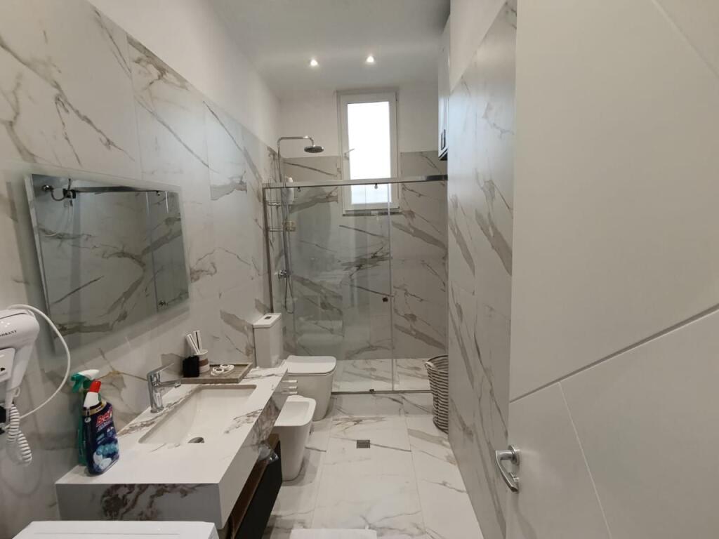 Shite hyrje 2+1+2 tualete  Sip 91 m2  Adresa  adresa afer  mbrapa kopshtit tom alimhilli