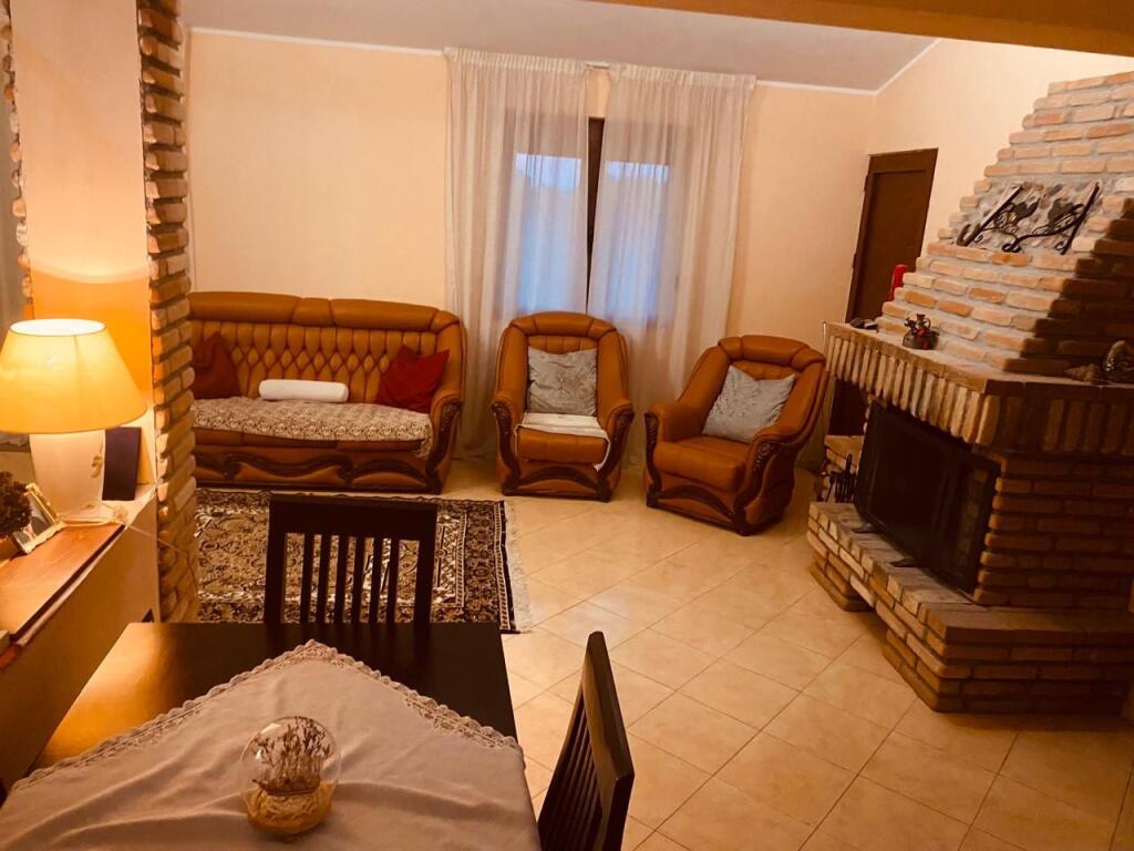 Shitet Shtepi Private ne Shkallnur