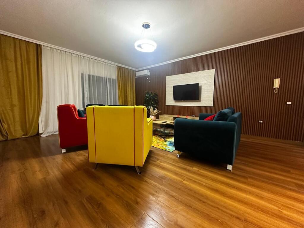 Super 2+1 apartment for rent 📍 Location: Kavaja Street, near the Catholic Church 🏢 Floor: 5 (with elevator) 🏠 Typology: 2 bedrooms + living room + kitchen 💶 Price: 800 € (negotiable)  The apartment is in very good condition, suitable for families or couples.