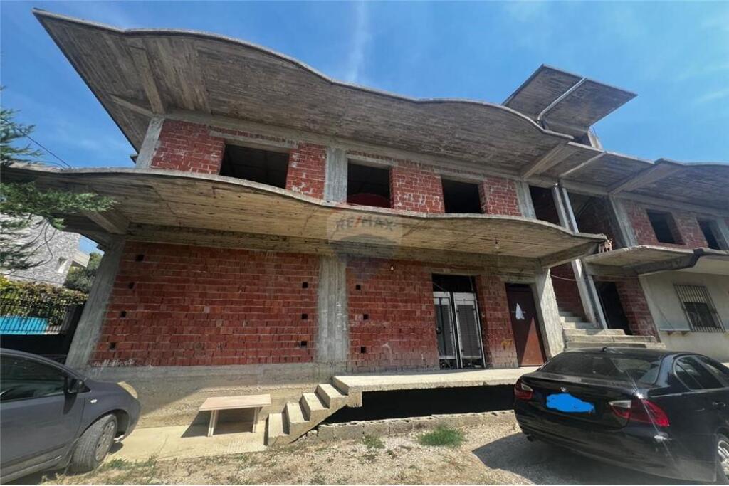 Occasione! In vendita 2 case private su 3 piani – Vlora