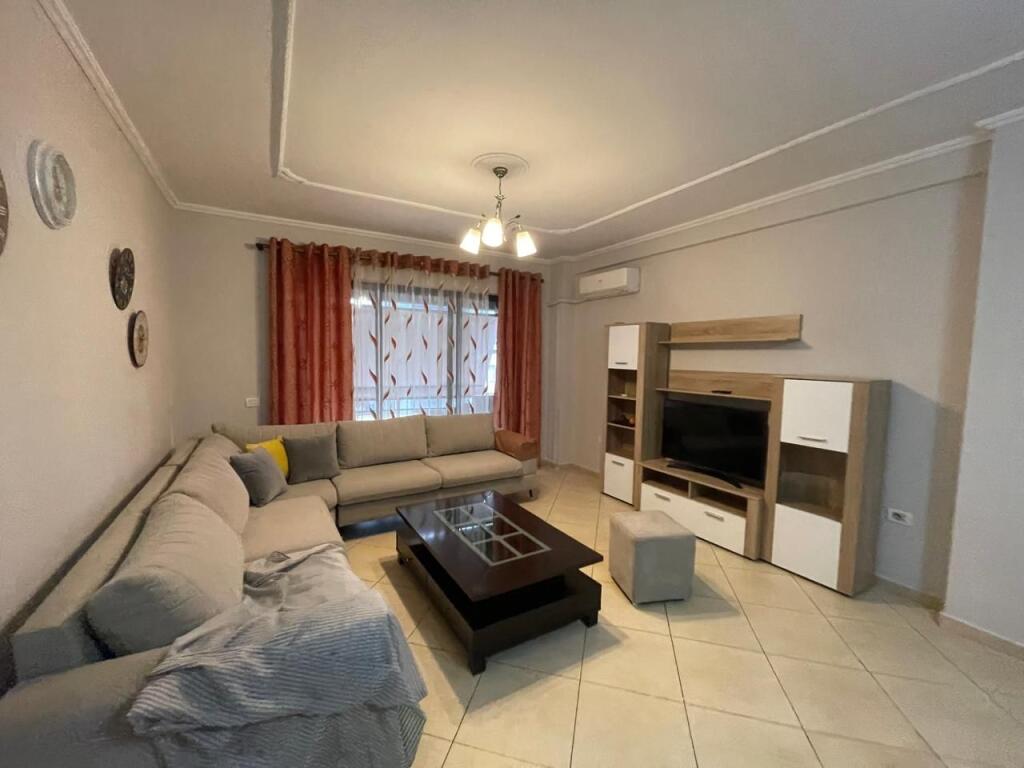 Ofrohet per qera apartament 2+1 ne astir