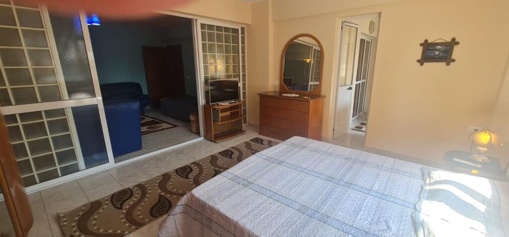 ofrohet per qira apartament 3+1 ne laprake