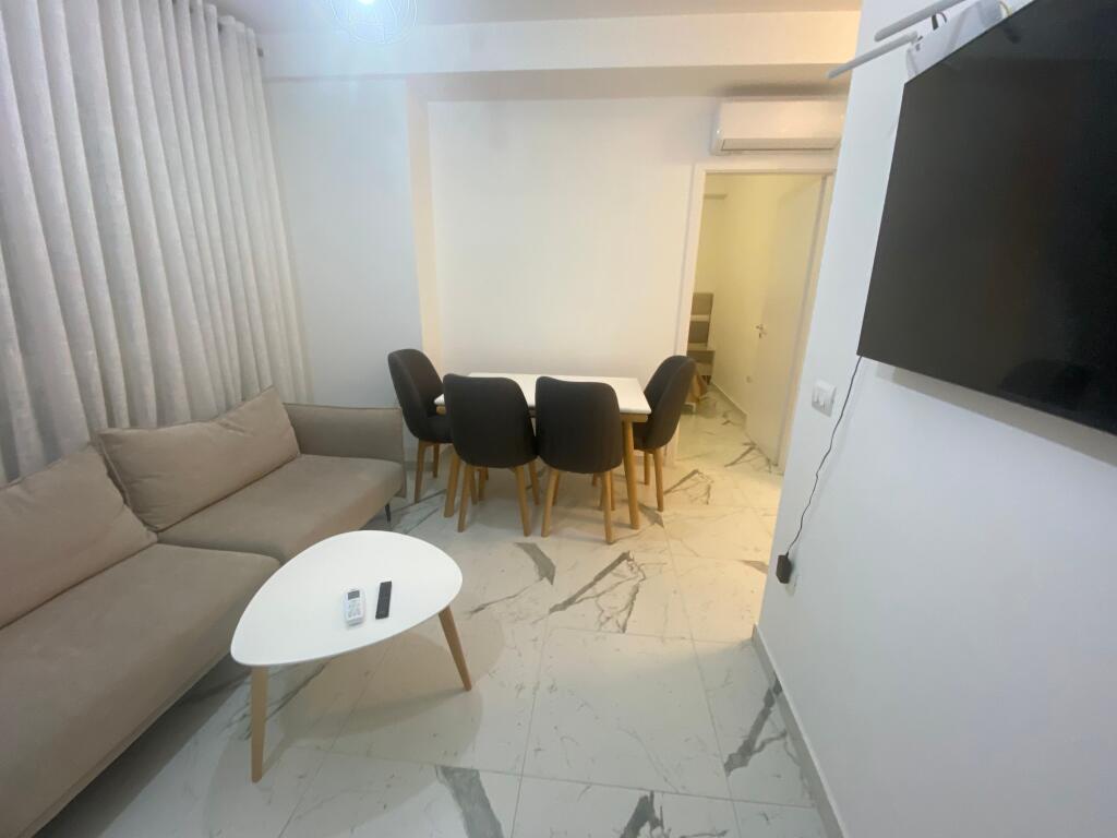 2+1, arredato con posto auto, myslym shyri, 750 euro, disponibile anche per bnb