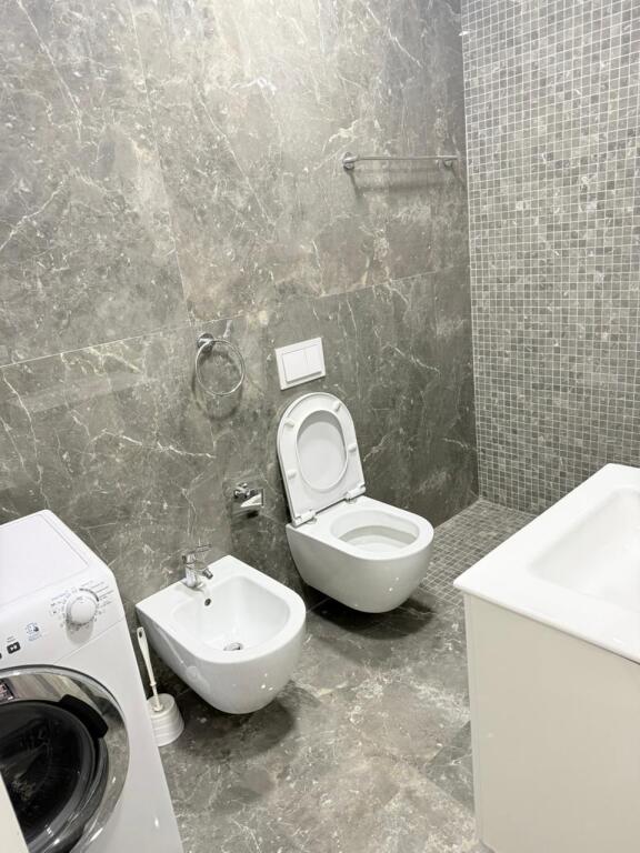🏡 Appartamento 2+1+2 in affitto 📍 Complesso Fiori di Bosco, Tirana💶 Prezzo: 650 € / mese