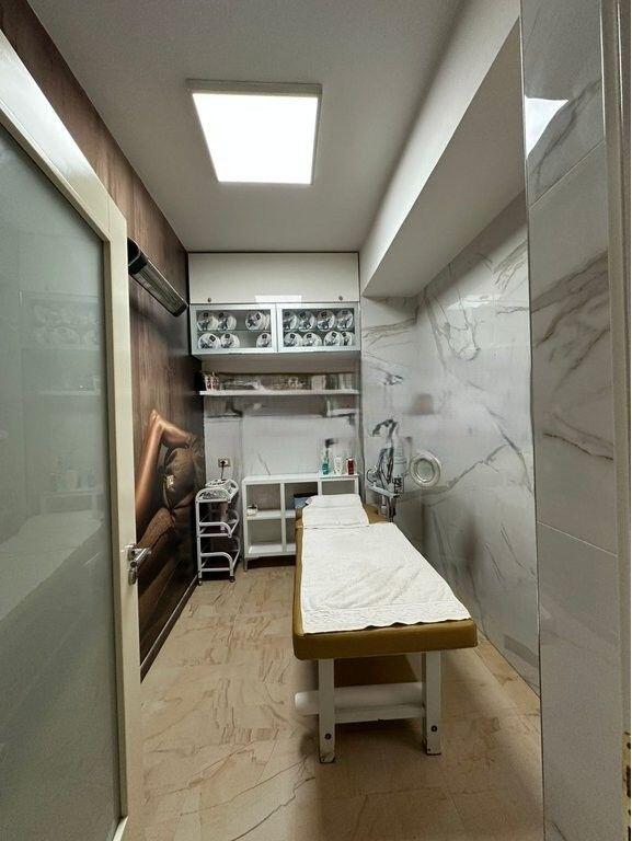 PORCELAN : COMMERCIAL SPACE AND BEAUTY SPACE BUSINESS FOR SALE! 180,000 €