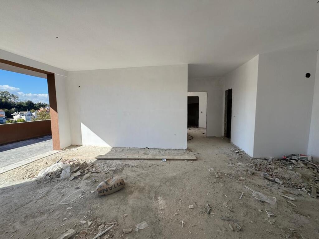 VENDESI APPARTAMENTO 2+1+2 VIA ELBASAN, PALAZZO DELLE BRIGATE