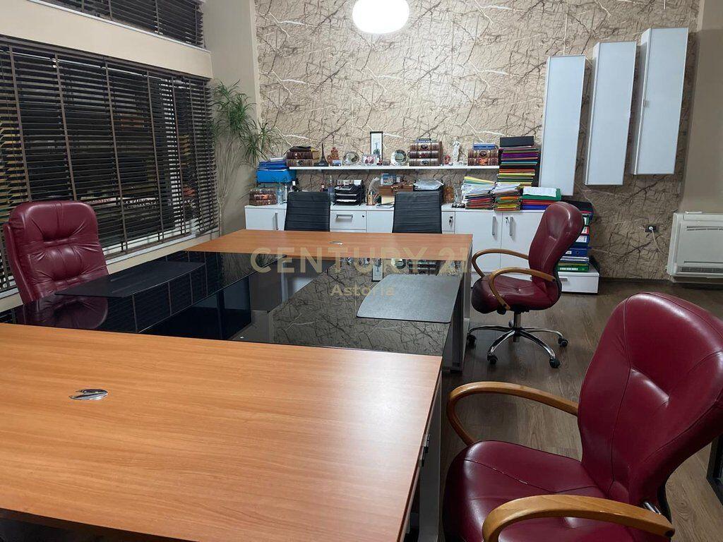 LOCALE PER UFFICI IN AFFITTO PRESSO L'EX ESPOSIZIONE, DI FRONTE AL TRIBUNALE.