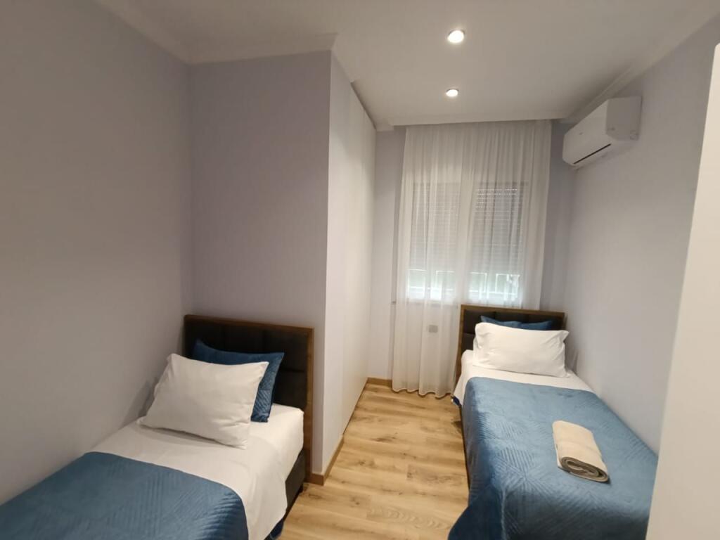 Shite hyrje 2+1+2 tualete  Sip 91 m2  Adresa  adresa afer  mbrapa kopshtit tom alimhilli