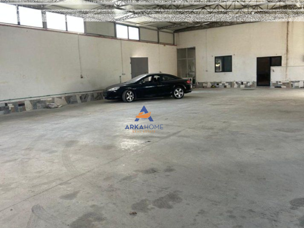 JEPET ME QIRA MAGAZINË 700M2 "MYSLYM KETA" 3500 EURO