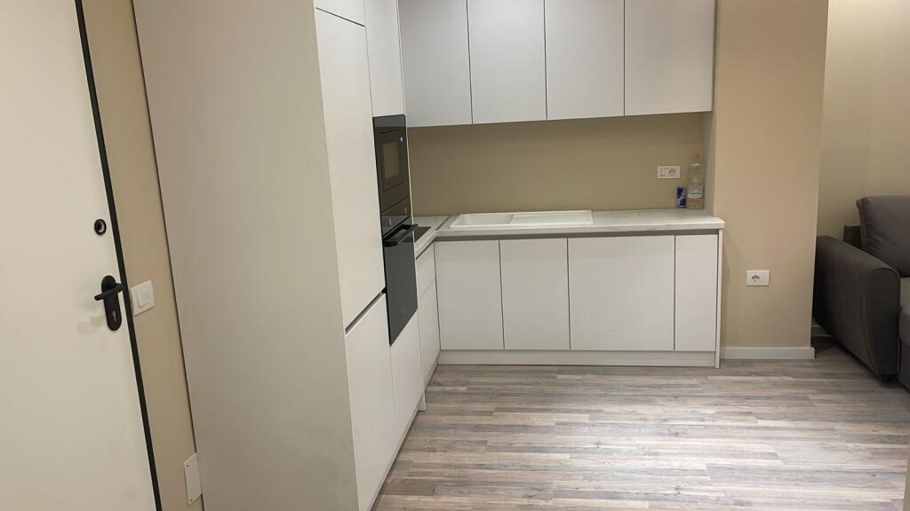 Appartamento 1+1 in affitto situato al 6° piano, nella zona di Rruga 5 Maj, una delle zone più richieste per accesso e servizi 🏙️  L'appartamento è organizzato in: ✨ Soggiorno con cucina ✨ 1 camera da letto ✨ 1 bagno  💰 Prezzo: 50.000 lek/mese 📍 Zona con accesso rapido al centro, trasporto urbano, mercati e altre strutture  Ideale per coppia o individuo che cerca comfort e una posizione favorevole 🌿