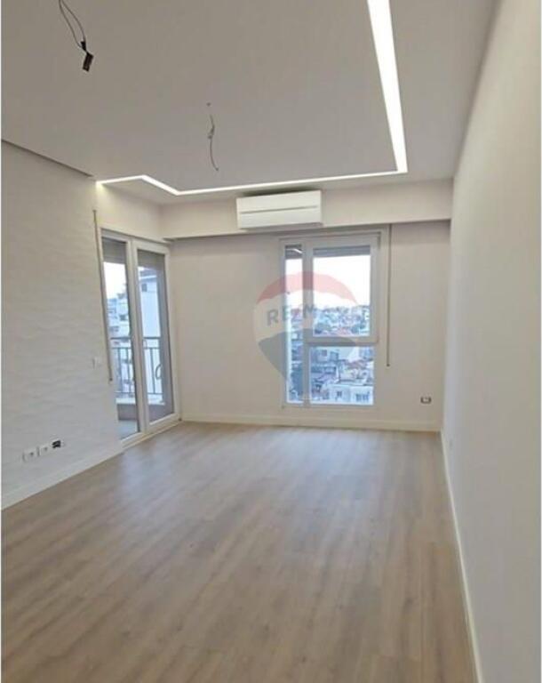 Apartament 2+1+ garazh në shitje te Shkolla e Kuqe