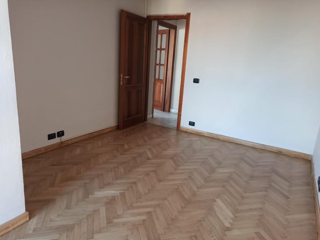 OFFICE FOR RENT 130 M2 CENTER 180,000 LEKE