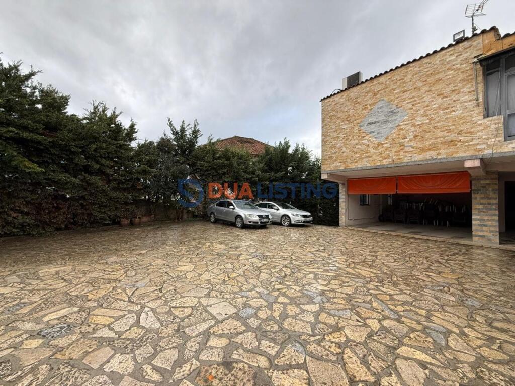 Locale Commerciale in Affitto – Kombinat, Sharrë