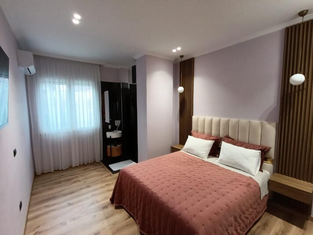 Shite hyrje 2+1+2 tualete  Sip 91 m2  Adresa  adresa afer  mbrapa kopshtit tom alimhilli