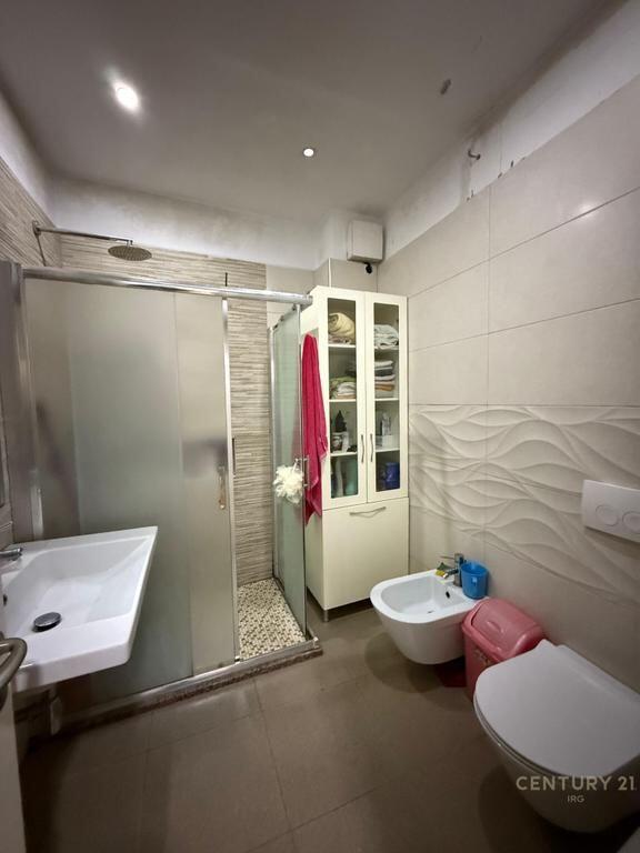 Apartment 2+1 for sale near Globe