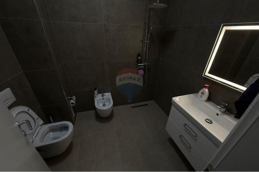 Jepet me qira apratament 1+1, Kamez