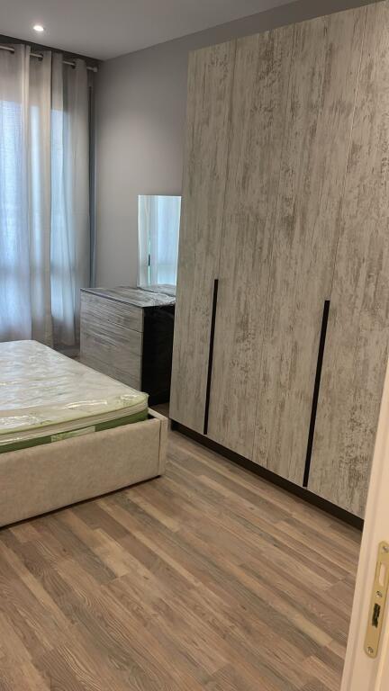 Appartamento 1+1 in affitto situato al 6° piano, nella zona di Rruga 5 Maj, una delle zone più richieste per accesso e servizi 🏙️  L'appartamento è organizzato in: ✨ Soggiorno con cucina ✨ 1 camera da letto ✨ 1 bagno  💰 Prezzo: 50.000 lek/mese 📍 Zona con accesso rapido al centro, trasporto urbano, mercati e altre strutture  Ideale per coppia o individuo che cerca comfort e una posizione favorevole 🌿