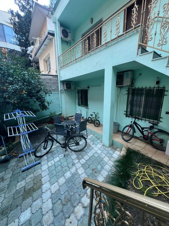 Kat Vile me qira në Rrugën e Kavajës, pranë Garden Building!