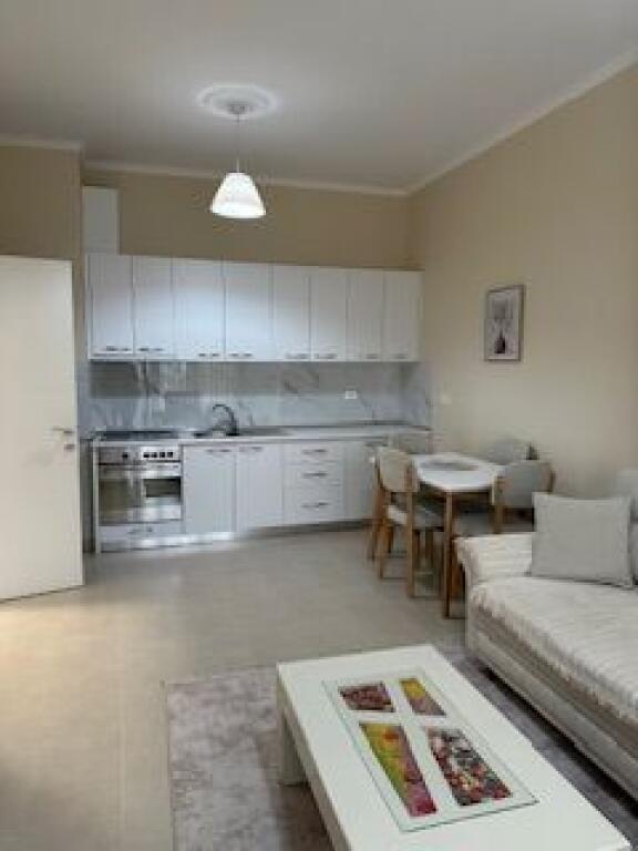 Apartament 1+1 midis Delijorgjit dhe Square21 me 650€