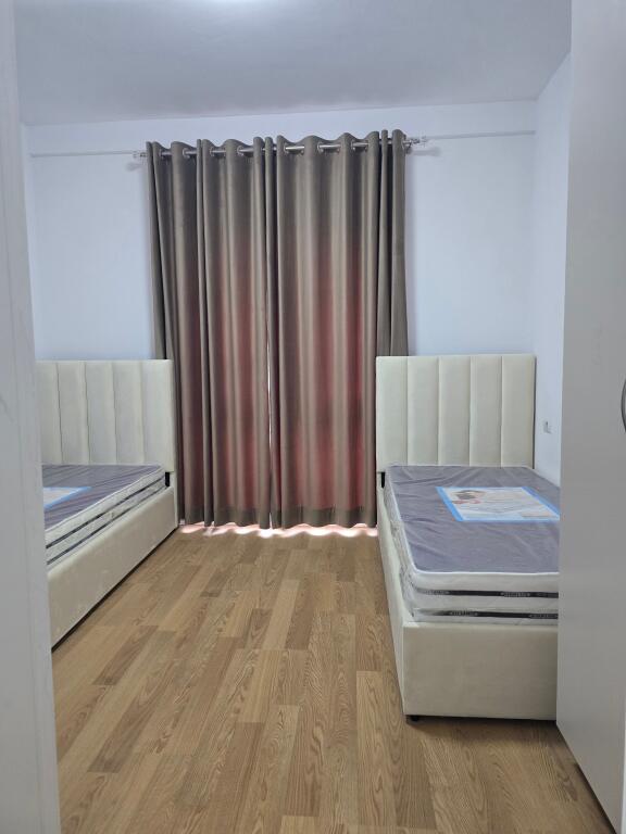 2+1+2 for rent, Zogu zi