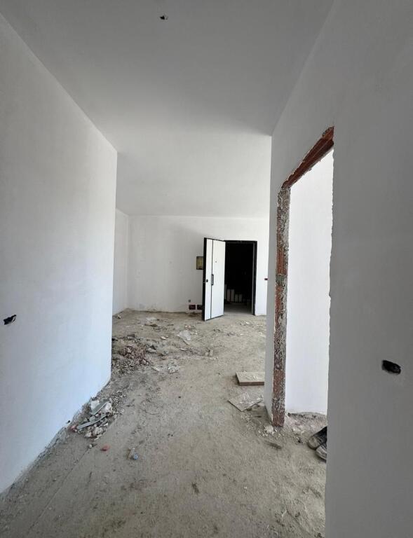 VENDESI APPARTAMENTO 2+1+2 VIA ELBASAN, PALAZZO DELLE BRIGATE