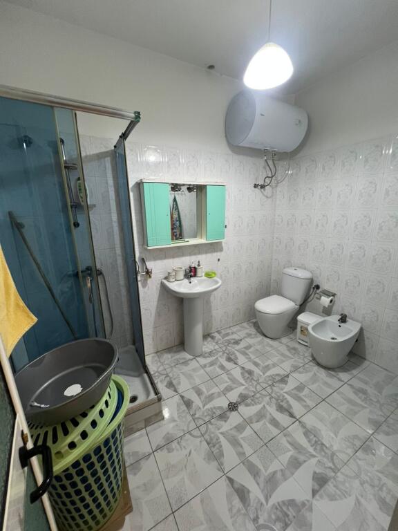 Kat Vile me qira në Rrugën e Kavajës, pranë Garden Building!