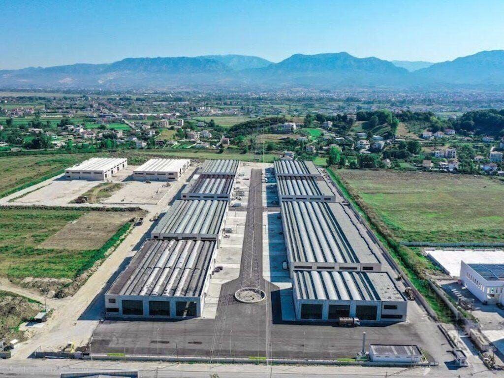 In vendita, Capannone, Autostrada Tirana-Durazzo vicino a "MEGATEK".