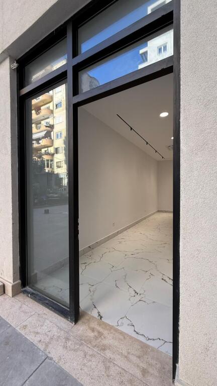 🏪 Jepet me qera dyqan📍 Rruga Mine Peza 💶 Çmimi: 900 €