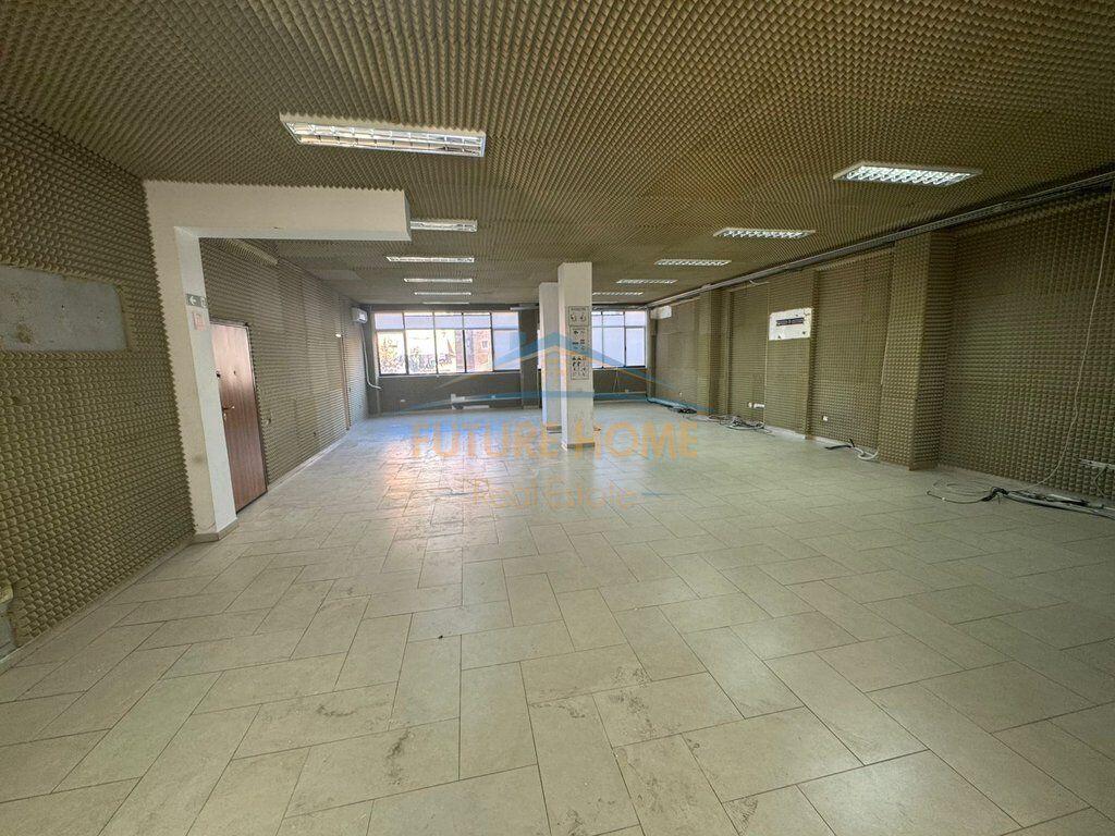 Qera, Ambient biznesi, Rruga e Elbasanit, Tiranë