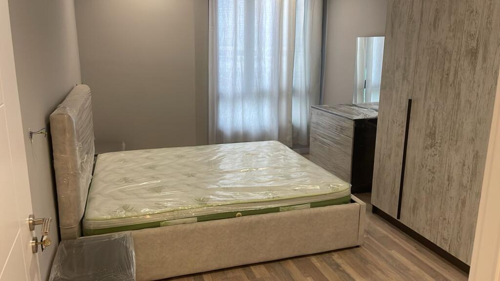 Appartamento 1+1 in affitto situato al 6° piano, nella zona di Rruga 5 Maj, una delle zone più richieste per accesso e servizi 🏙️  L'appartamento è organizzato in: ✨ Soggiorno con cucina ✨ 1 camera da letto ✨ 1 bagno  💰 Prezzo: 50.000 lek/mese 📍 Zona con accesso rapido al centro, trasporto urbano, mercati e altre strutture  Ideale per coppia o individuo che cerca comfort e una posizione favorevole 🌿