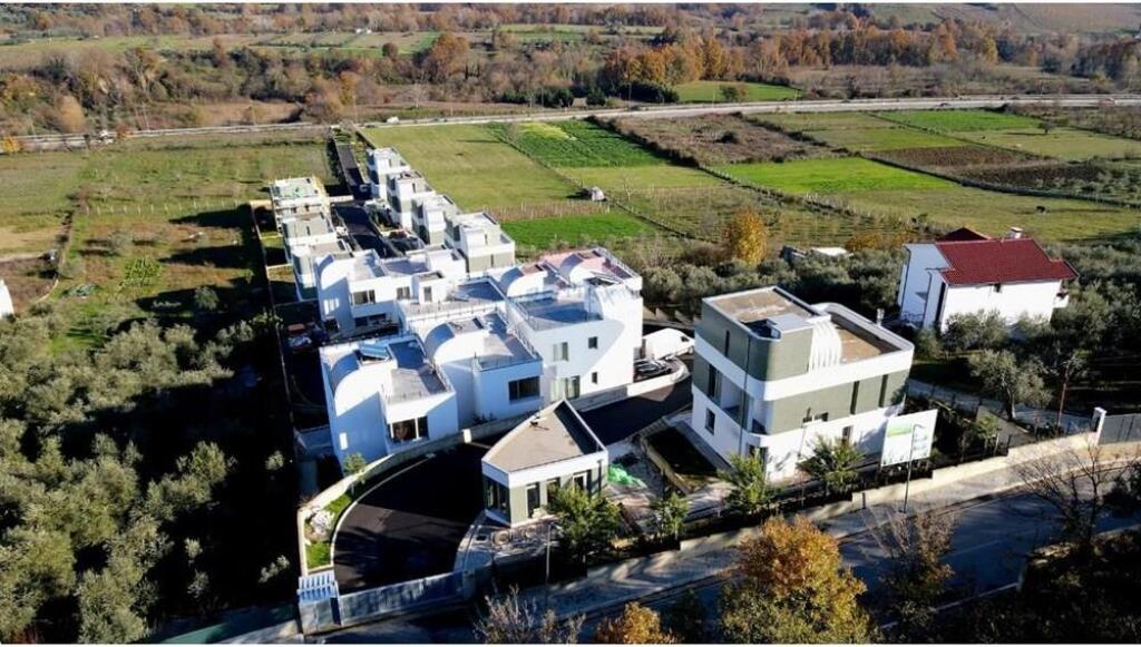VILLA FOR SALE IN FARKE!