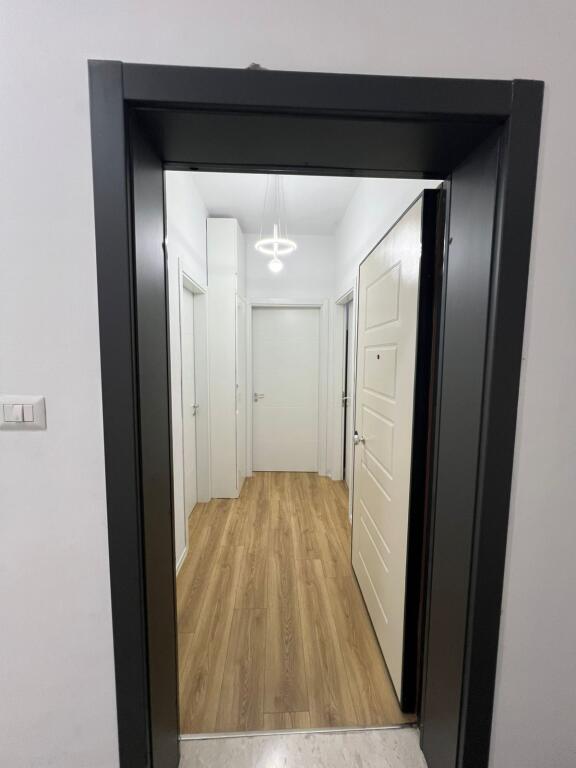 Qera apartament 1+1  Kati 6 pallat I ri me ashensor  Tek ish Fusha e Aviacionit Cmimi 60.000 leke ne muaj