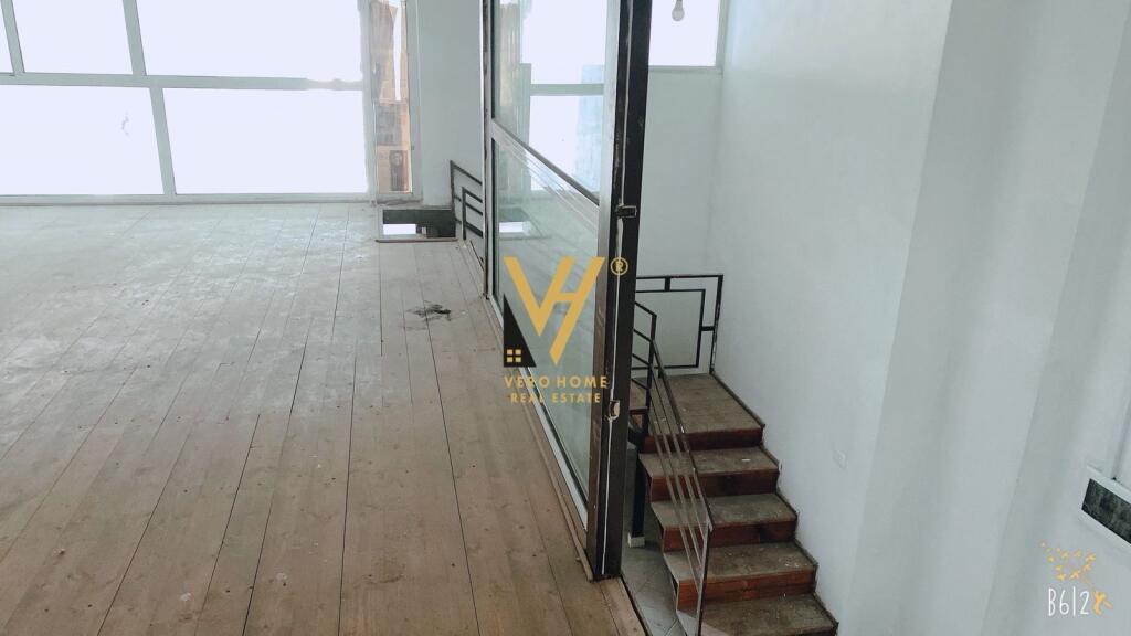 SI OFFRE AMBIENTE 160 M2 IN AFFITTO A KTHESA E KAMZES 800 EURO
