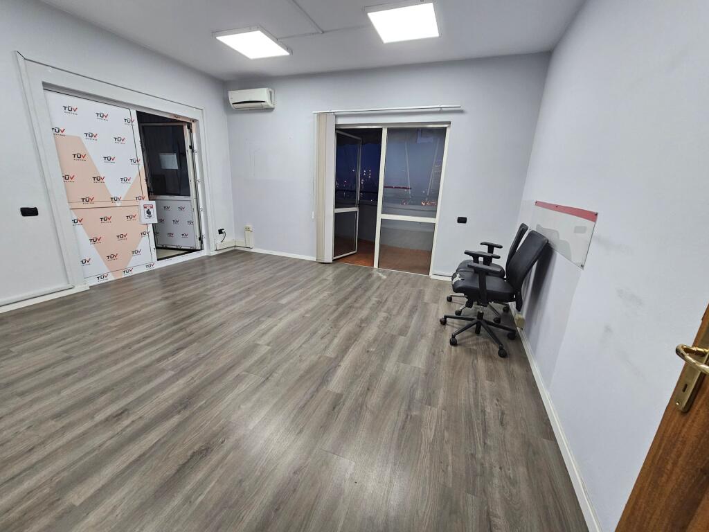 A Bllok, Spazio per Uffici in Affitto con Posizione Premium di Fronte a Sky Tower!