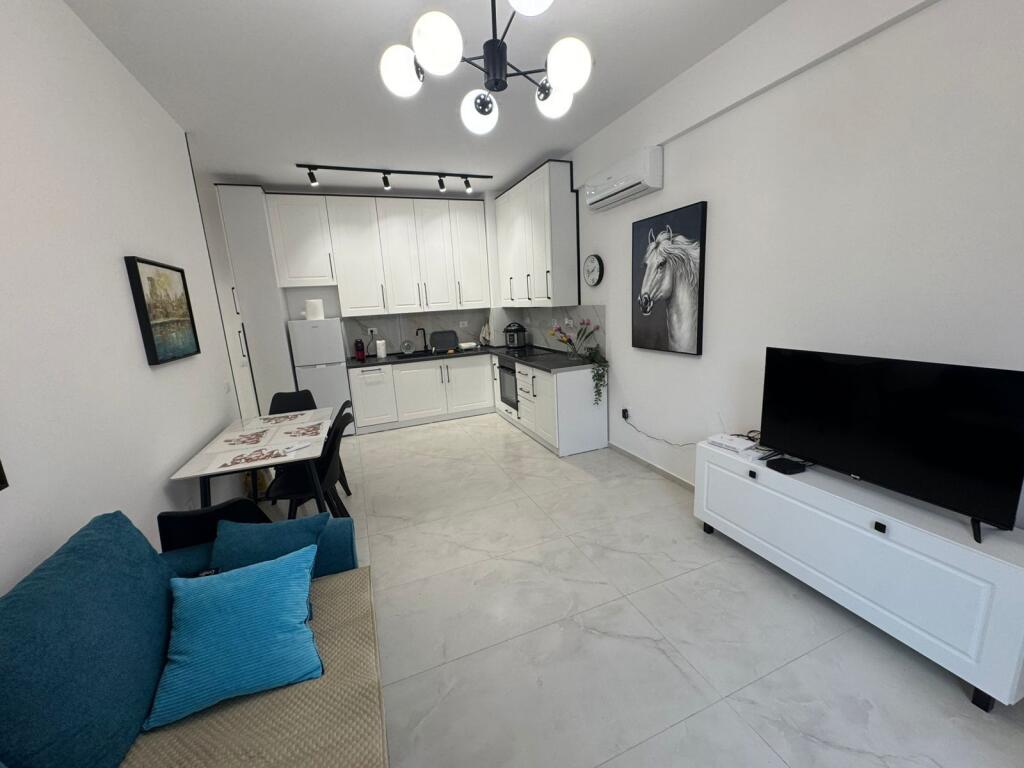 🏠 Apartment 1+1+ 🅿️ for rent ✨ Furnished 📐 Area: 60m² 🏢 3rd floor 📍 Address: Fresk Oxa 💰 Price: 45,000 lek per month 📞 For more information, contact!