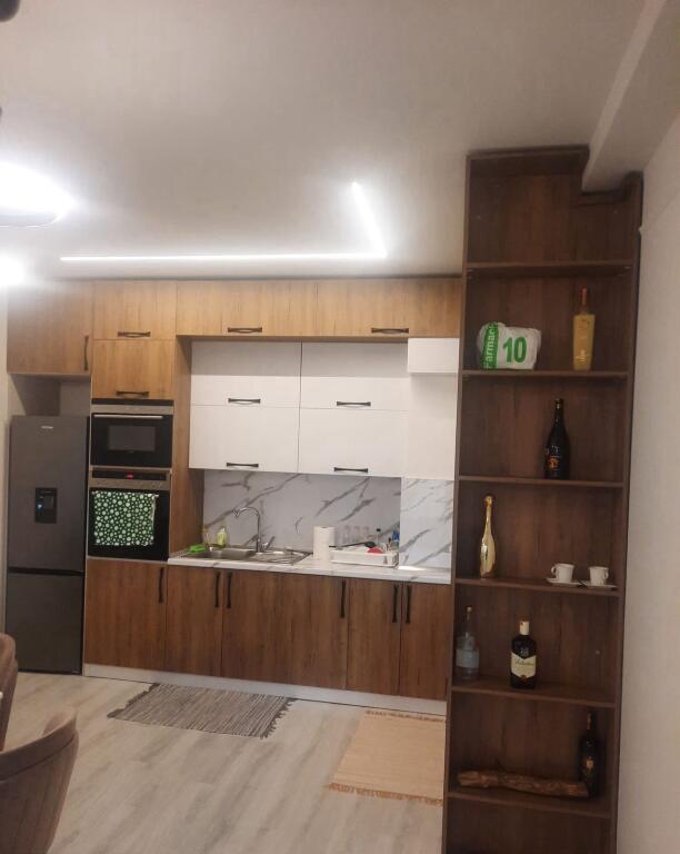 APARTAMENT ME QERA 2+1+2 FARMACIA 10 750 EURO