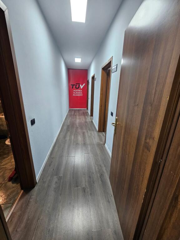A Bllok, Spazio per Uffici in Affitto con Posizione Premium di Fronte a Sky Tower!