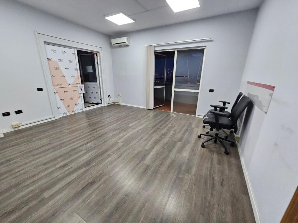 A Bllok, Spazio per Uffici in Affitto con Posizione Premium di Fronte a Sky Tower!