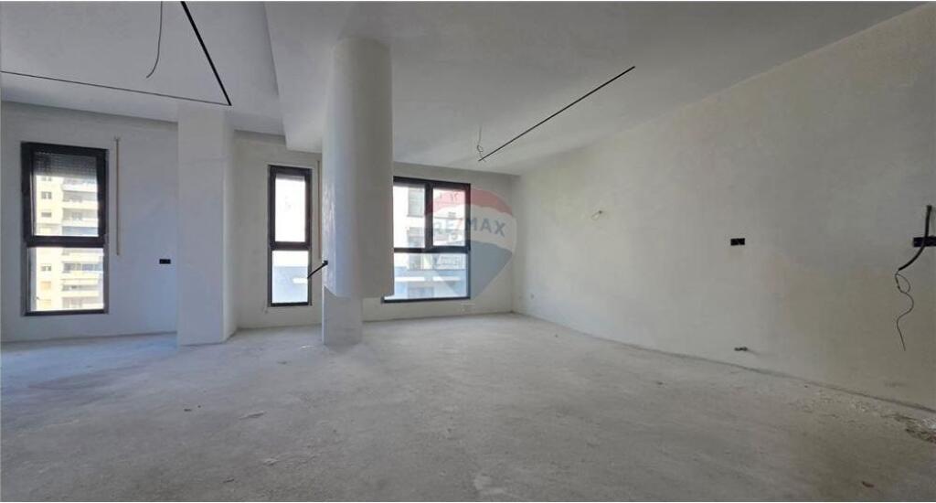 Appartamento 2+1+2 + Garage in Vendita – Vicino alla Scuola Marina, Vlora